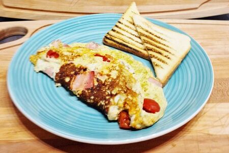 Омлет с беконом и песто