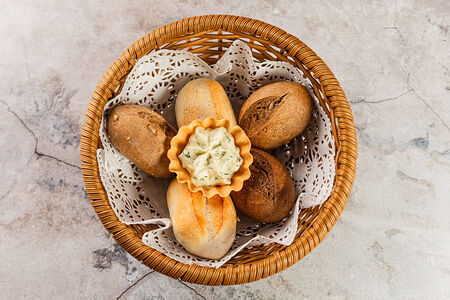 Корзинка с теплыми булочками и намазкой