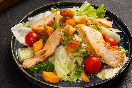Салат Цезарь с курицей