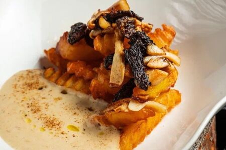 Жареный картофель с белыми грибами и сморчками