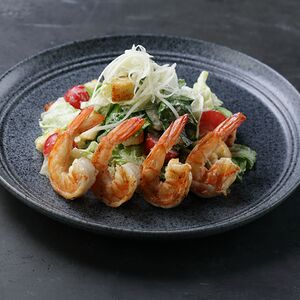 Салат Цезарь с креветками