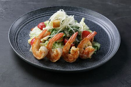 Салат Цезарь с креветками
