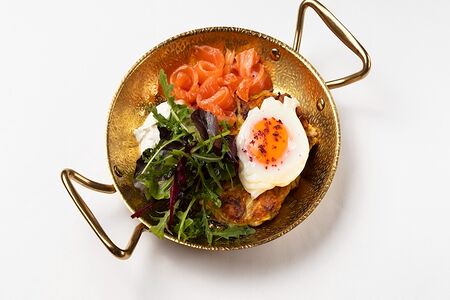 Драники с яйцом пашот и семгой