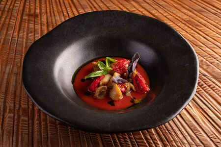 Черноморские рапаны с томатами и соусом кимчи