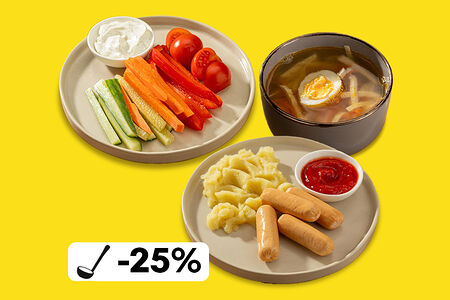 Сытный обед с молочными сосисками и куриной лапшой