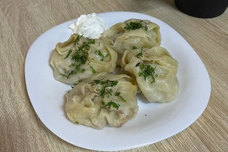 Манты со сметаной