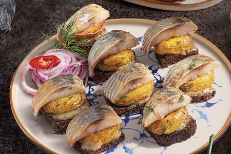 Сельдь с картофелем и красным луком