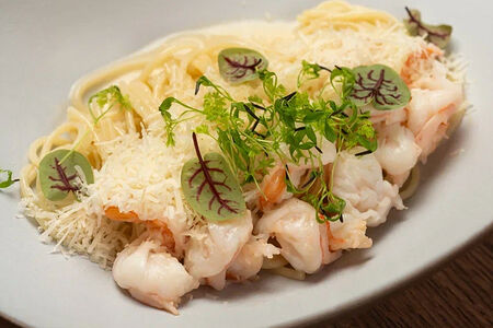 Паста с креветками и пармезаном