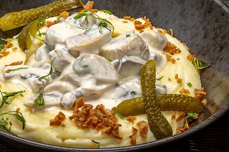 Бефстроганов из говяжьей вырезки с шампиньонами и с картофельным пюре и маринованным огурцом