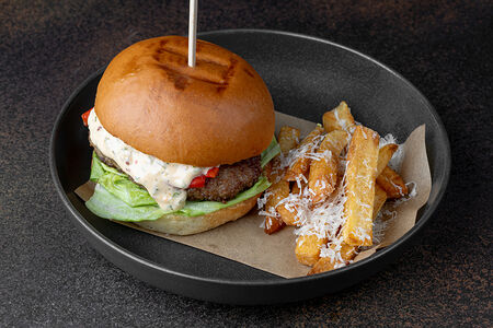 Бургер с нутрией и маринованным перцем