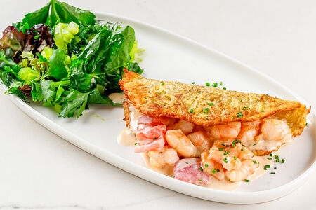 Большой драник с креветкой и миксом из зелени