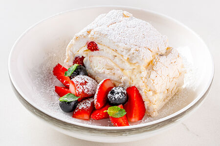 Меренговый рулет с сезонными ягодами