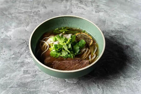 Говяжий бульон с рисовой лапшой