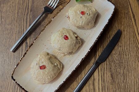 Телячьи медальоны в сливочно-чесночном соусе