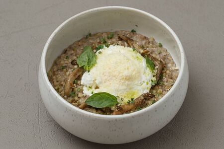 Зеленая гречка с белыми грибами, яйцом пашот и трюфельным маслом