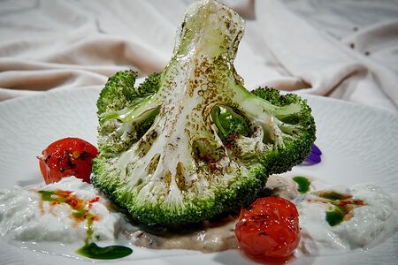 Брокколи на гриле с сыром Страчателла