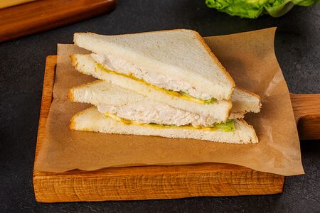 Сэндвич американский с курицей и сыром