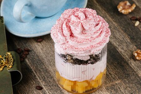 Малиновый мусс с кусочками манго и шоколадным печеньем