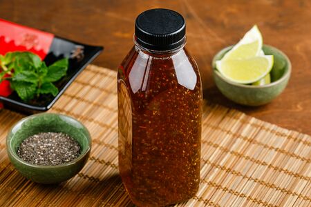 Холодный чай с семенами чиа