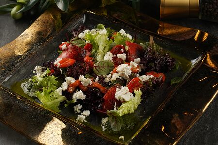 Запеченная свекла, брынза, кедровые орехи