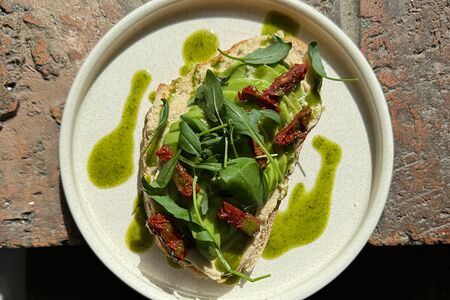 Тост с хумусом и авокадо