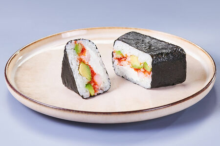 Онигири сочная креветка с авокадо