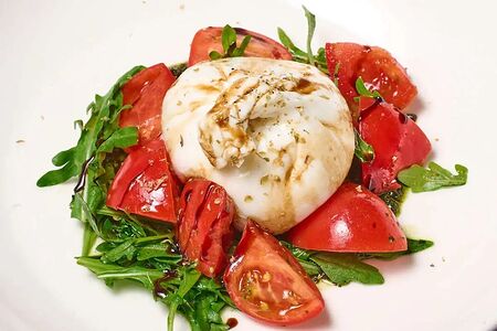 Салат буратта с узбекскими томатами