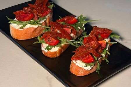 Брускетты с томатами и зеленью