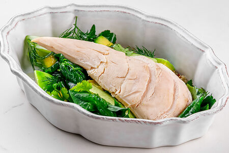 Куриное филе на пару с авокадо и овощным салатом