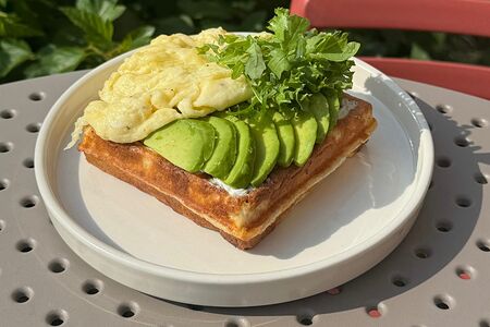 Бельгийская вафля Авокадо-скрембл