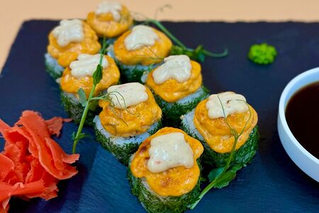 Ролл запеченный с лососем Том ям