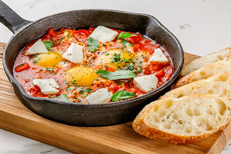 Яичница шакшука с багетом