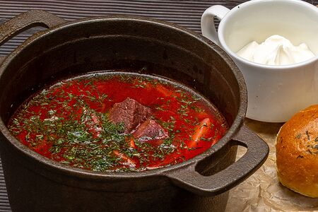 Борщ с чесночными пампушками и копченым салом