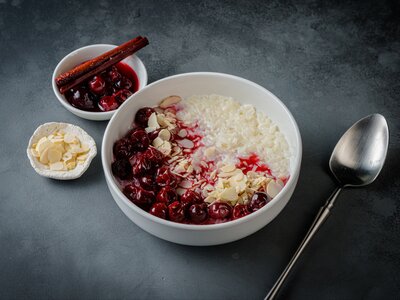 Рисовая каша с пряной вишней