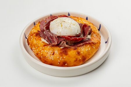 Пастрами, томаты, соус тахини