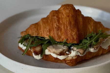 Круассан с курицей