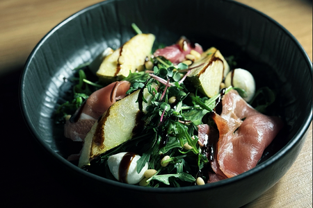 Салат с прошутто и карамелизированной грушей