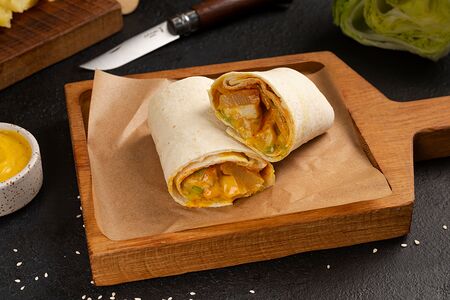 Ролл гавайский с курицей, ананасом и карри