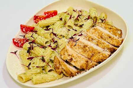 Арабьята с куриным стейком