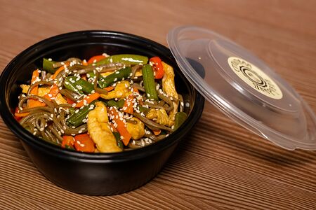 Соба с курицей и овощами