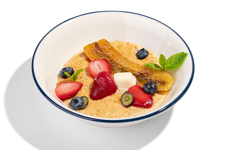 Овсяная каша с ягодами и карамелизированным бананом