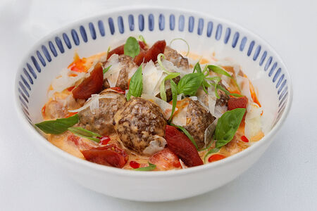 Митболы с лисичками в сливочно-томатном соусе