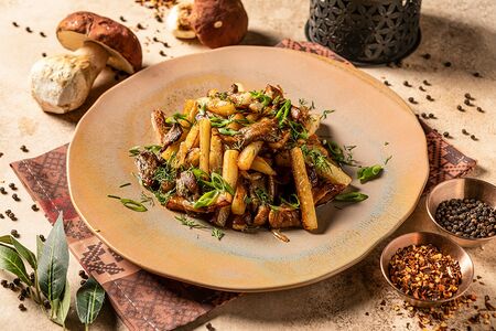Жареный картофель с вешенками и белыми грибами