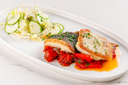 Дикая камбала с томатами, каперсами и фенхелем