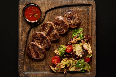 Лукум из говяжьей вырезки с салатом