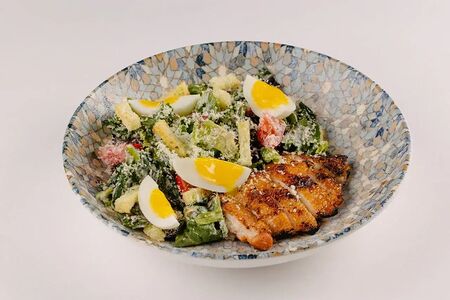 Салат с цыпленком и копченым сулугуни