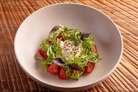 Буррата с томатами