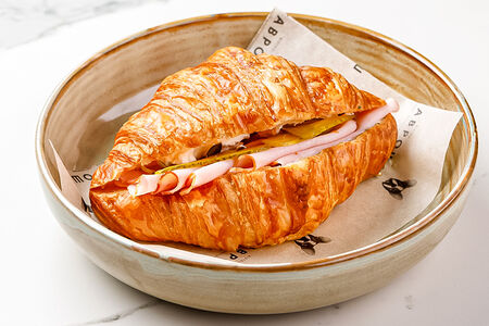 Круассан с ветчиной, сливочным сыром и корнишонами