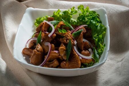 Лисички маринованные с луком