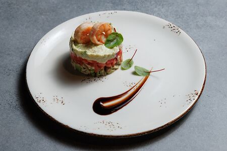 Салат с авокадо и креветками